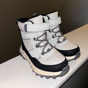 Kids’ Cat & Jack Noah Waterproof Hiker Snow Boots – Gray